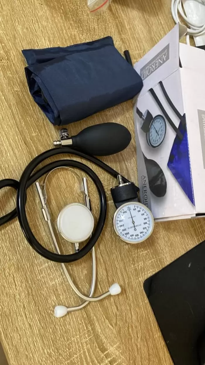 $30.00 Analogo  con kit de estetoscopio, monitor manual profesional de presión arterial y puño