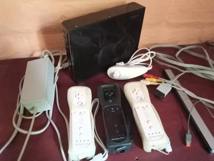 $80.00 Wii con 3 controles,1 nuckchuck y memoria USB con juegos