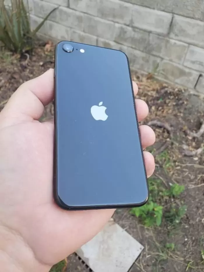 $185.00 Vendo iPhone SE 2020 de 64GB liberado de fábrica a toda prueba NO HAGO CAMBIOS