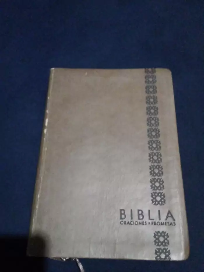 $15.00 Biblia de Oraciones y Promesas RVC Holman color canela símil piel