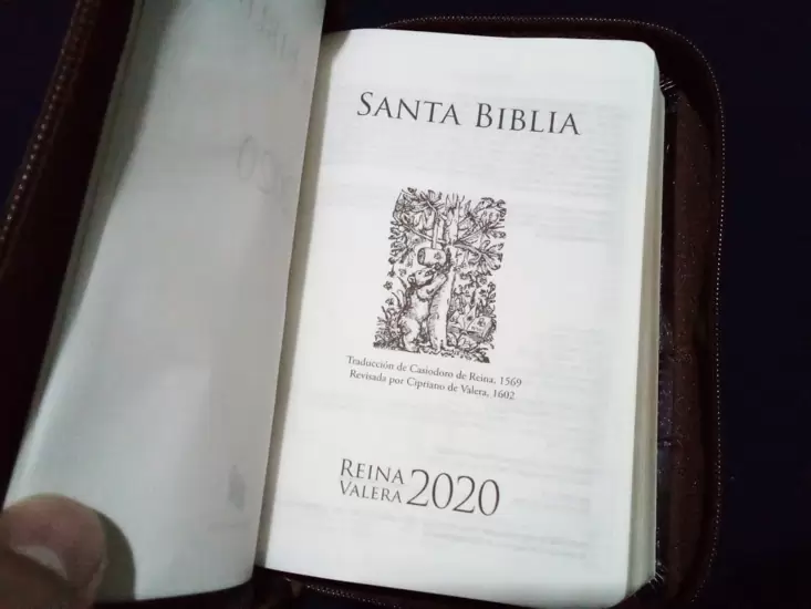 $15.00 Biblia de Bolsillo con forro color marrón Reina-Valera 2020